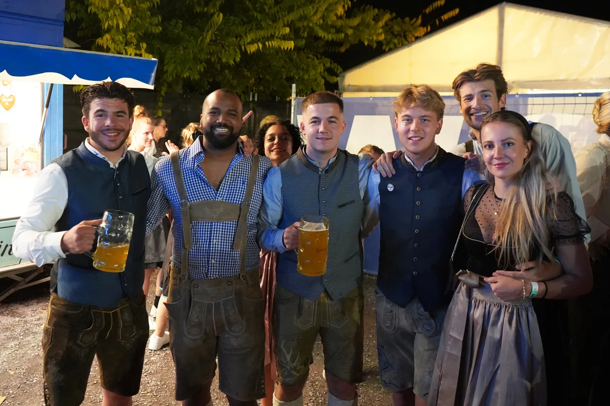 Die Masskrüge sind voll, die Gesichter strahlen – so feiert diese fröhliche Runde in Uster. Man sieht Impressionen des Oktoberfestes 2025 in Uster